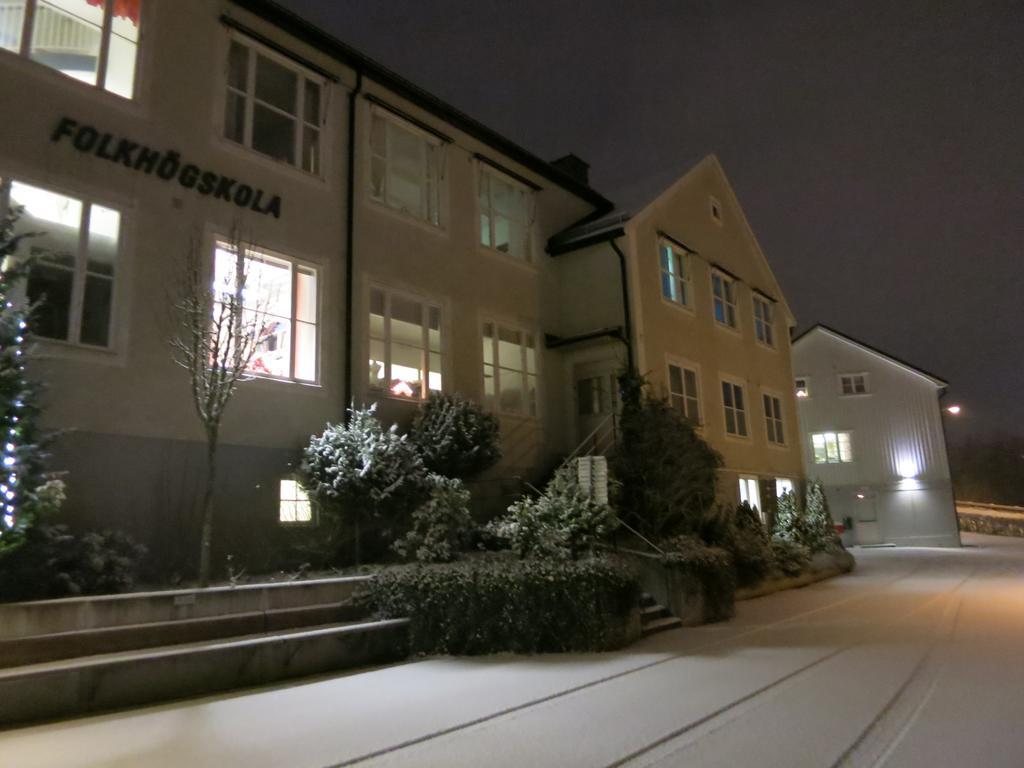 Vaernamo Folkhoegskolas Vandrarhem Екстериор снимка