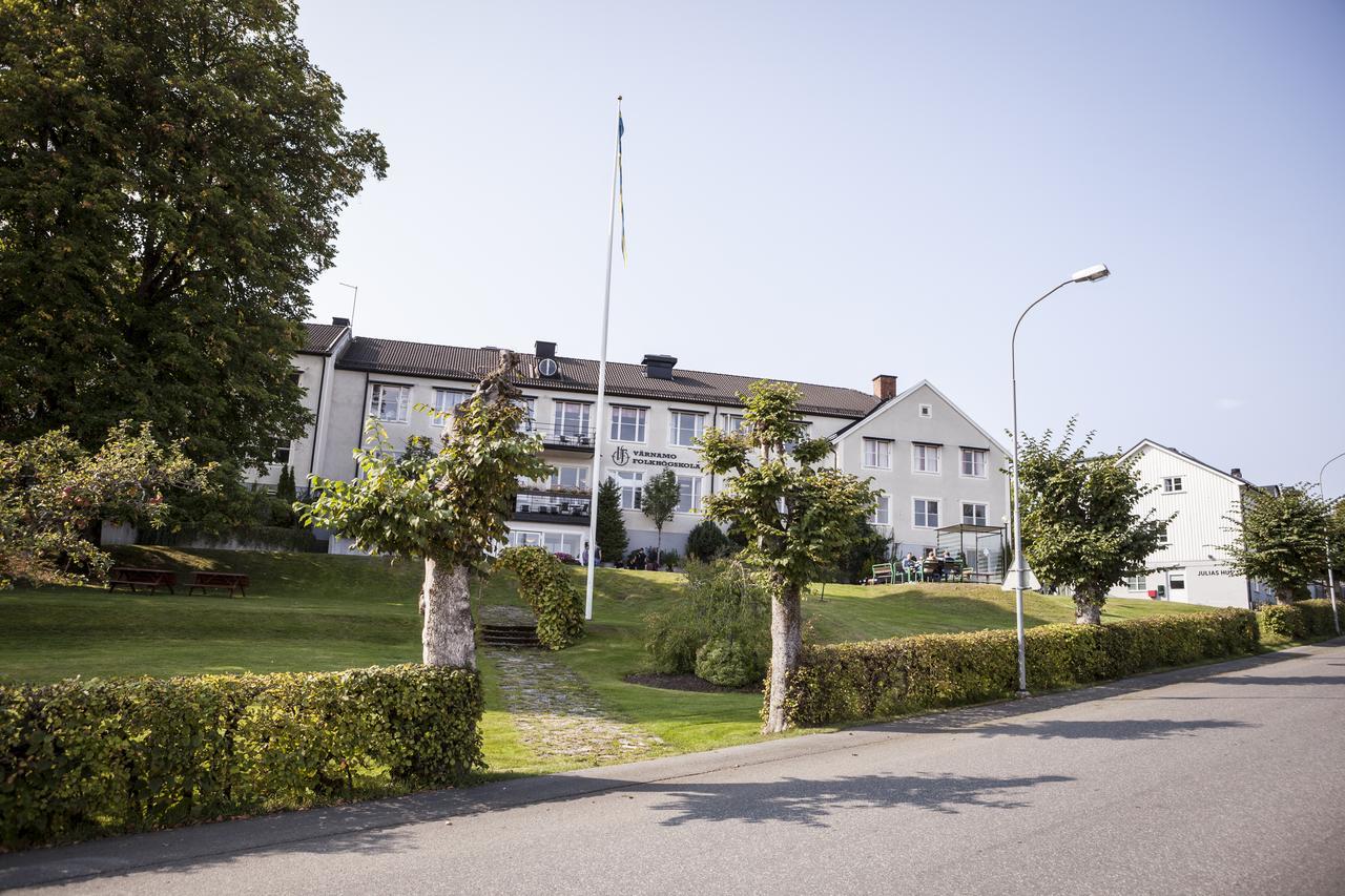 Vaernamo Folkhoegskolas Vandrarhem Екстериор снимка